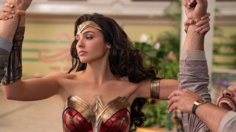 Újabb mókás jelenetfotó jött ki a plázában rosszfiúkat fenyítő Csodanőről!