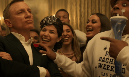 Nézd meg, ahogy Daniel Craig eldobja az agyát!
