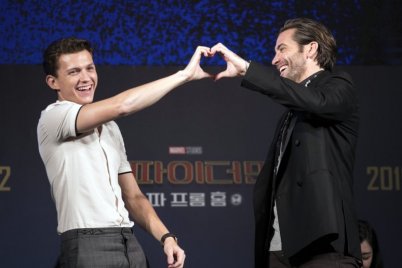 Kézenállva felöltözős kihívással hecceli egymást a karanténban Tom Holland és Jake Gyllenhaal