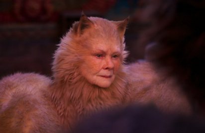 „Úgy néz ki, mintha öt róka izélne a hátamon” – mondta Macskák-beli jelmezéről Judi Dench