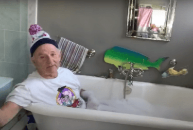 A kádból adott interjút Bill Murray