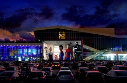 Elárasztják Budapestet az autósmozik