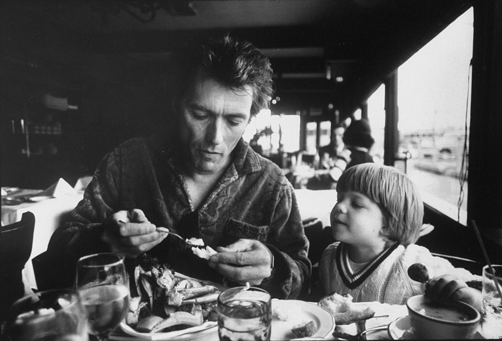 Watched by his three-year-old son Kyle, American actor Clint Eastwood eats a crab in a Fisherman's Wharf restuarant, San Francisco, California, 1971. Forrás: Bob Peterson/The LIFE Images Collection via Getty Images/Getty Images