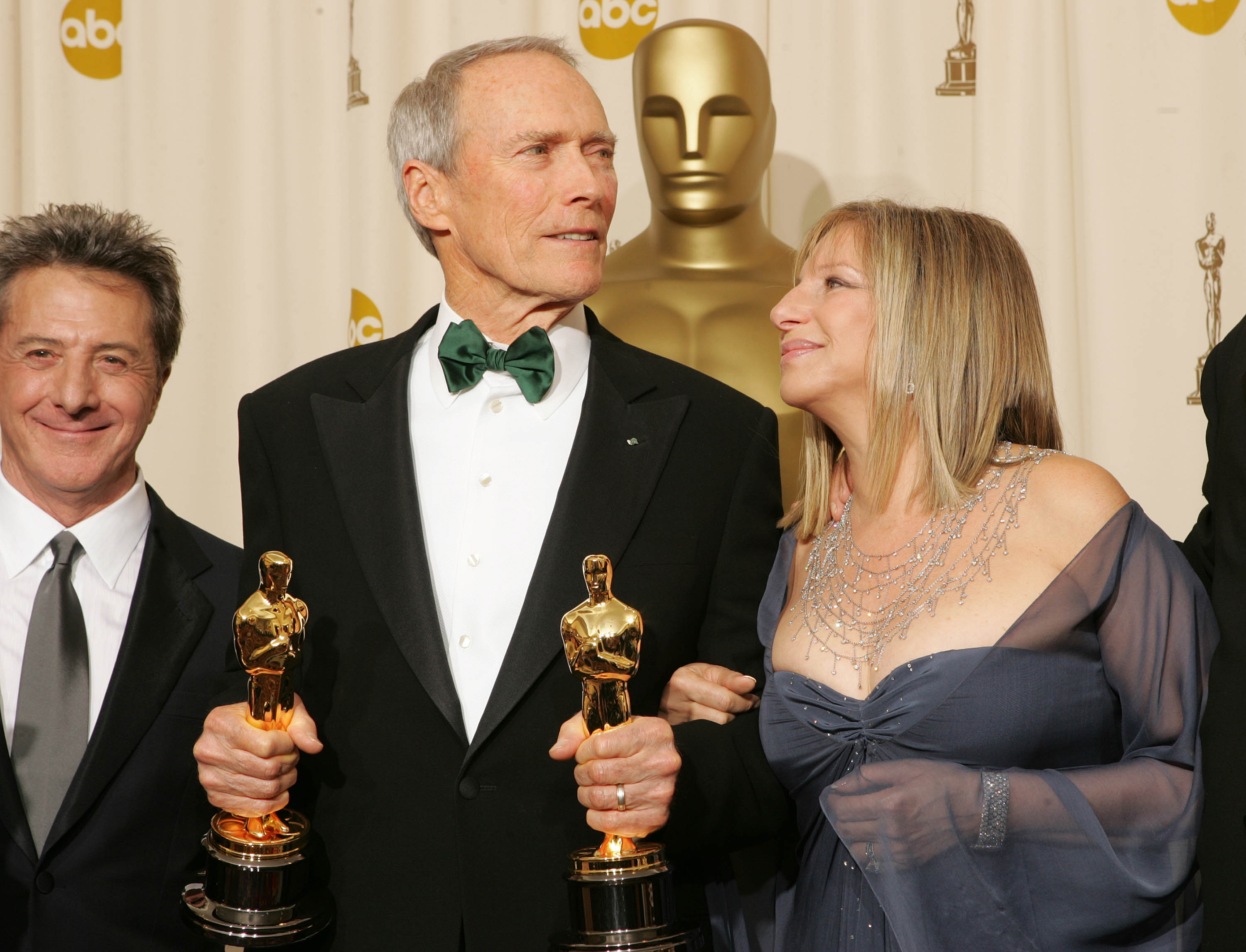 Dustin Hoffman, Producer Clint Eastwood and Presenter Barbara Streisand pose with the award for Best Movie for "Million Dollar Baby" backstage during the 77th Annual Academy Awards on February 27, 2005 at the Kodak Theater in Hollywood,  Forrás: Frank Micelotta/Getty Images