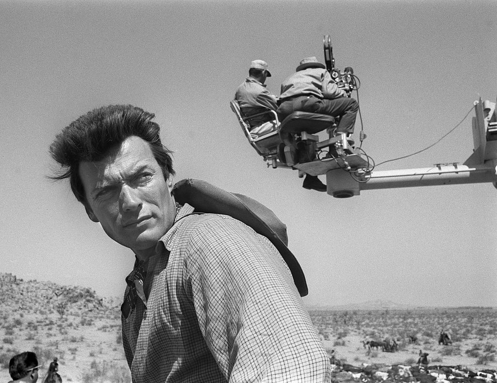 American actor Clint Eastwood on location for 'Rawhide' stock cattle drive footage, May 24, 1963. The director and cinematographer sit on a crane behind him. Forrás: CBS Photo Archive/Getty Images 