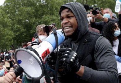 John Boyega a könnyeivel küszködve szólalt fel a feketék nevében, hollywoodi kollégái sorra állnak mellé