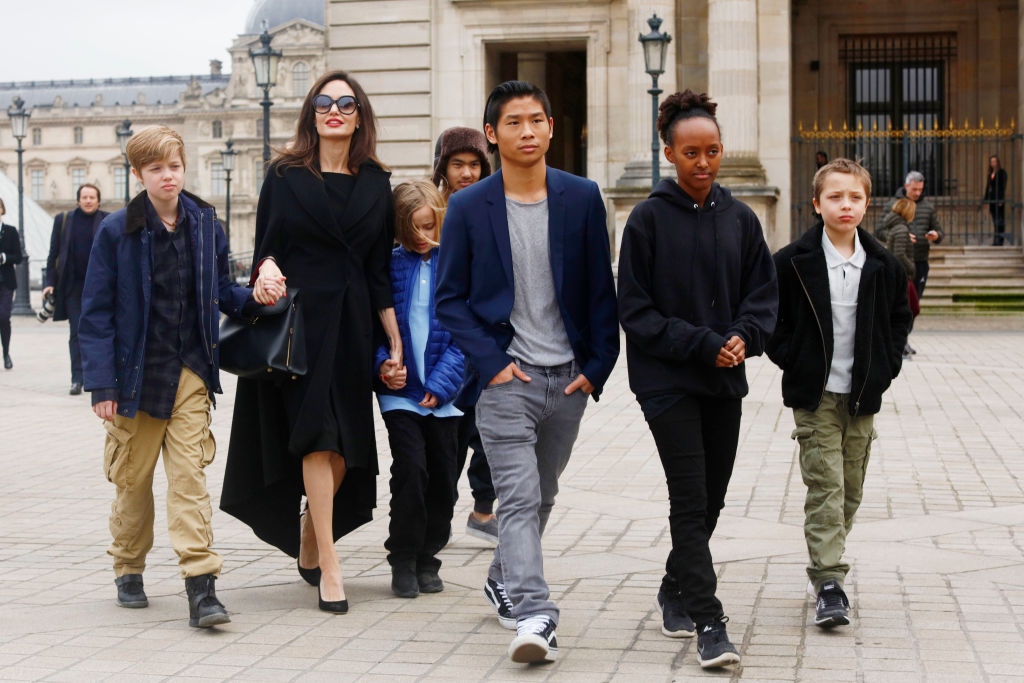 Angelina Jolie with her children Shiloh Pitt Jolie, Maddox Pitt Jolie, Vivienne Marcheline Pitt Jolie, Pax Thien Pitt Jolie, Zahara Marley Pitt Jolie, Knox Leon Pitt Jolie, visit the Louvre in Paris, France, on January 30, 2017. Forrás: Mehdi Taamallah/NurPhoto via Getty Images