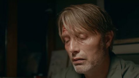Mads Mikkelsen zugivó tanár lett a legújabb, fergeteges filmszatírájában – itt a trailer hozzá!