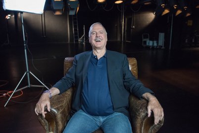 John Cleese még a rákos megbetegedését is viccesen jelentette be
