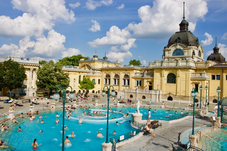 Júliustól 22 óráig csobbanhatunk a budapesti fürdőkben