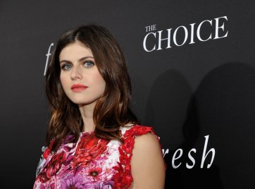 Alexandra Daddario erotikus krimit forgatott – itt az előzetes is hozzá!