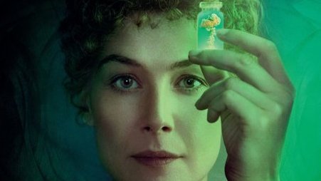 Rosamund Pike sugárzóan szép és okos a Budapesten forgatott Marie Curie-filmben!