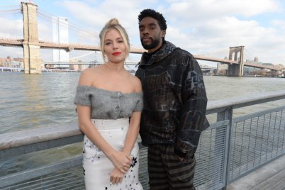 Chadwick Boseman lemondott saját gázsija egy részéről Sienna Miller javára