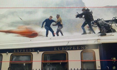Nézd meg a száguldó vonat tetejéről integető Tom Cruise-t, és próbáld megőrizni a hidegvéred!