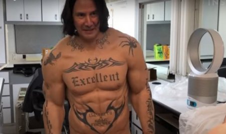 Így lett Keanu Reeves pocakos apukából egy perc alatt kigyúrt félisten