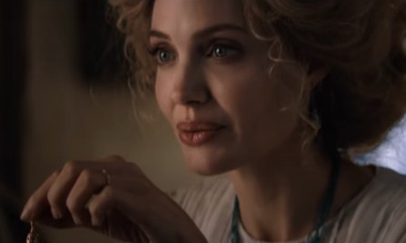 Angelina Jolie mesehősöket nevel