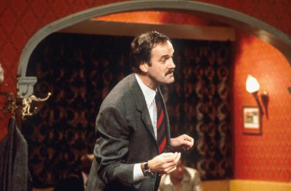 John Cleese visszatér a zsörtölődő szállodatulajdonos szerepéhez – jön a Waczak Szálló folytatása