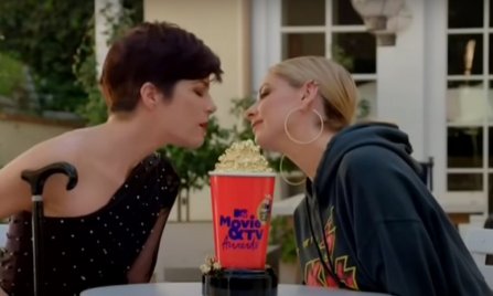 Több mint húsz év után újra összeforrt Sarah Michelle Gellar és Selma Blair ajka