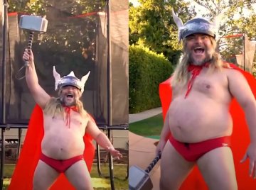 A pocakos Jack Black kisgatyában pikáns táncot lejt, majd elrepül