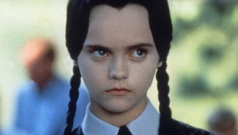 Jön az Addams Family morcos kislányának saját élőszereplős sorozata a Netflixre