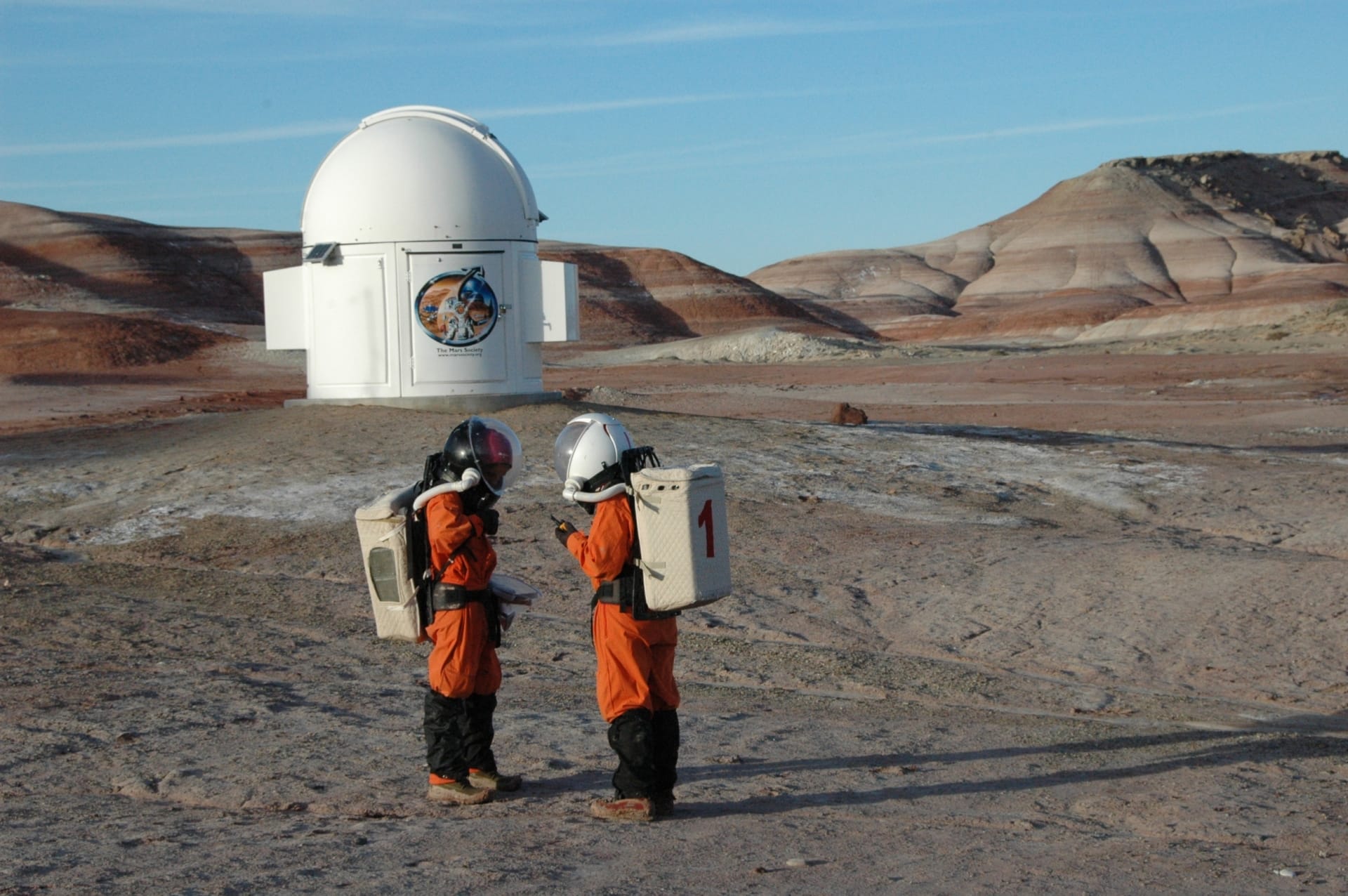 Космический геолог. Mars Desert research Station. Космогеолог. Солнечная станция на Марсе. Космогеолог профессия.