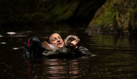 Bear Grylls óriáshernyót és piócát eszik a kedvünkért