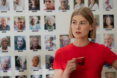 Soha nem volt még ilyen imádni valóan gonosz Rosamund Pike
