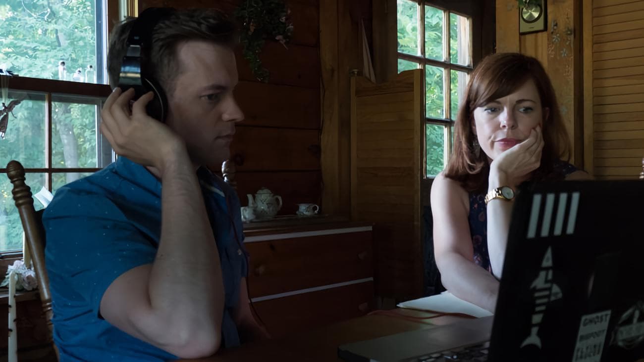 Egy házban a kísértettel || A kétség árnyékában