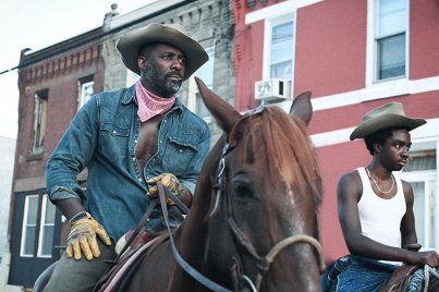Gettóban lovagol Idris Elba és a Stranger Things sztárja