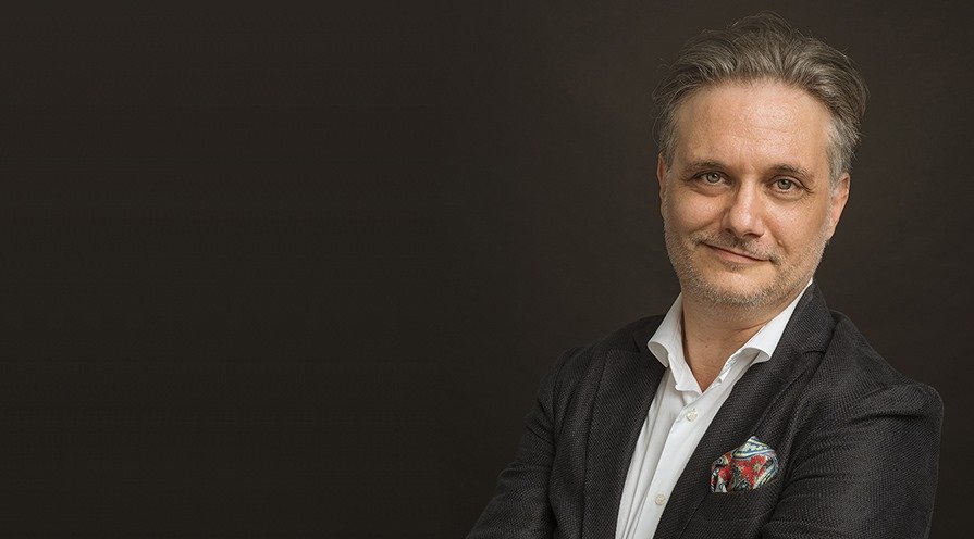 Döbbenetes disztópiának tűnik, miközben ez a valóság – Nyáry Krisztián filmeket, sorozatokat, könyveket ajánl