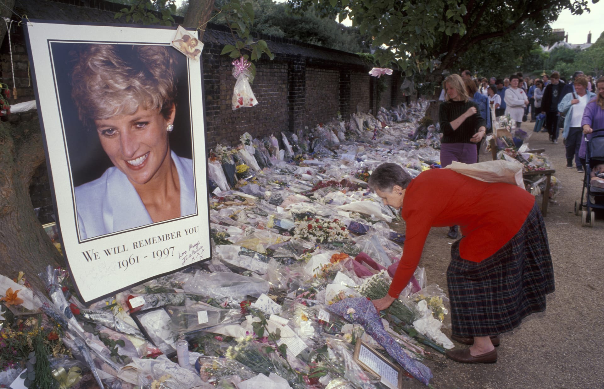 Princess diana death. Принцесса Диана катастрофа. Смерть принцесса Диана 1997. Принцесса Диана кладбище.