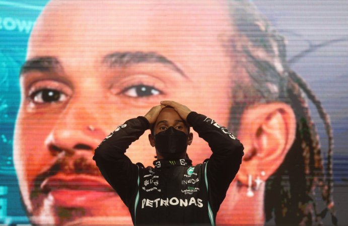 Hamilton nyert a sivatagban, már csak nyolc pont a hátránya