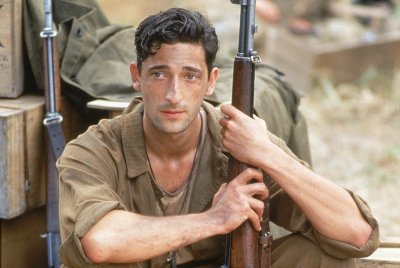 Elképesztő, mekkora sztárokat vágott ki Terrence Malick a háborús filmjéből