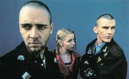 A skinheadfilm, ami 30 éve sztárt csinált Russell Crowe-ból