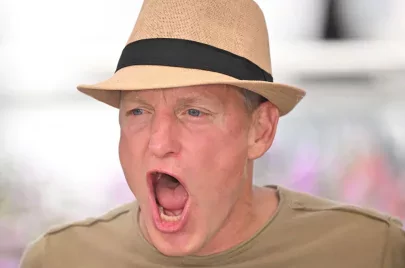 Fosás, hányás és álló ováció: sokkolt Cannes-ban Woody Harrelson új filmje