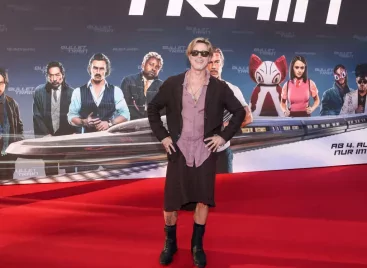 Szoknyával és sárgadinnyeszínű pizsamával sokkol Brad Pitt
