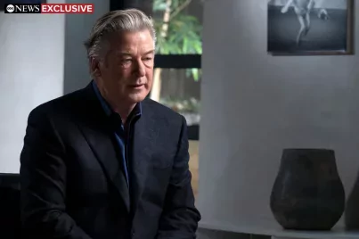 A meggyilkolt operatőr férjével folytatódik Alec Baldwin hírhedt filmjének forgatása
