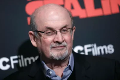 Lélegeztetőgépen van Salman Rushdie