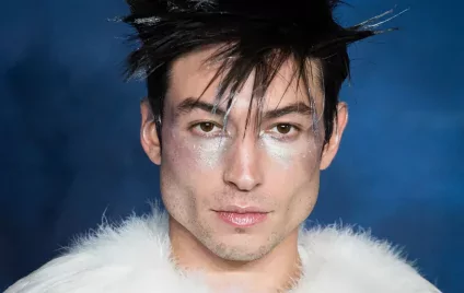 Az ámokfutó Ezra Miller bocsánatot kért, hogy megőrült, és kezelteti magát