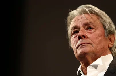 Iszonyú mennyiségű fegyvert talált a rendőrség Alain Delon otthonában
