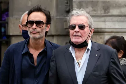 A színész bántalmazásával vádolják Alain Delon élettársát