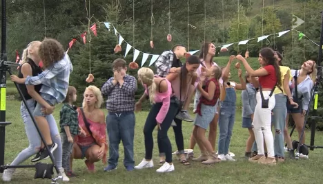 Bizarr lekvároskenyérevő versennyel büntetett a Nagy Ő