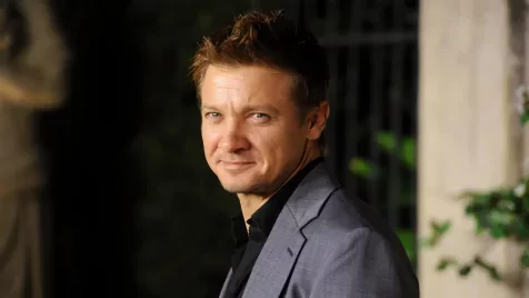 Jeremy Renner most már showműsorban anekdotázgat horrorbalesetéről