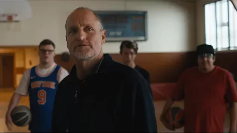 Woody Harrelson kosaras filmet forgatott a Dumb és Dumber rendezőjével