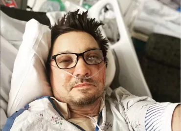 Kórházi szelfivel adott életjelet Jeremy Renner