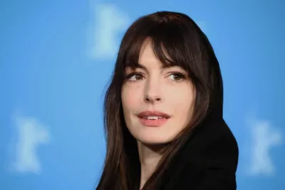 Zelenszkij beszédével indult a Berlinale, Anne Hathaway is kiállt Ukrajna mellett