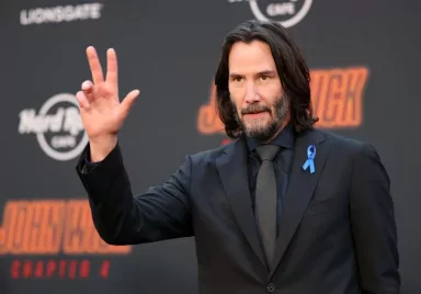 Ajándékozás Keanu Reeves módra: Ölésszámláló pólóval kedveskedett kaszkadőreinek