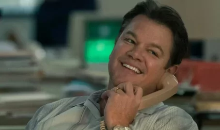 Matt Damon megmutatja, hogyan kell egyszerre két irányban széllel szemben pisilni