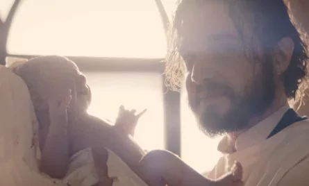 Kellemetlen alak, mégis mindenki nála akar szülni