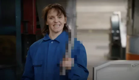 Szörnyű is lehetne, de annyira abszurd baromság, hogy már jó